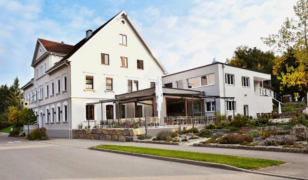 una gran casa blanca con en Land-gut-Hotel Landgasthof zur Rose, en Ehingen
