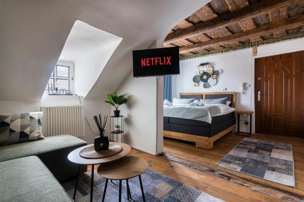 ein Hotelzimmer mit einem Bett und einem Sofa in der Unterkunft 20 seconds to Charles Bridge in Prag