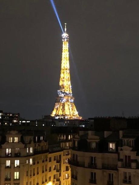 - une vue sur la tour Eiffel éclairée la nuit dans l'établissement Vue imprenable sur la Tour Eiffeil, à Paris