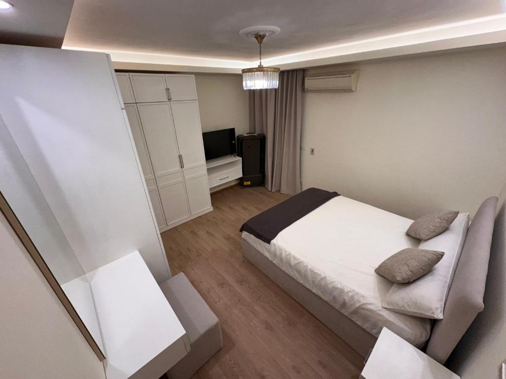 - une chambre avec un lit, un canapé et une télévision dans l'établissement Refined elegant private room, au Caire