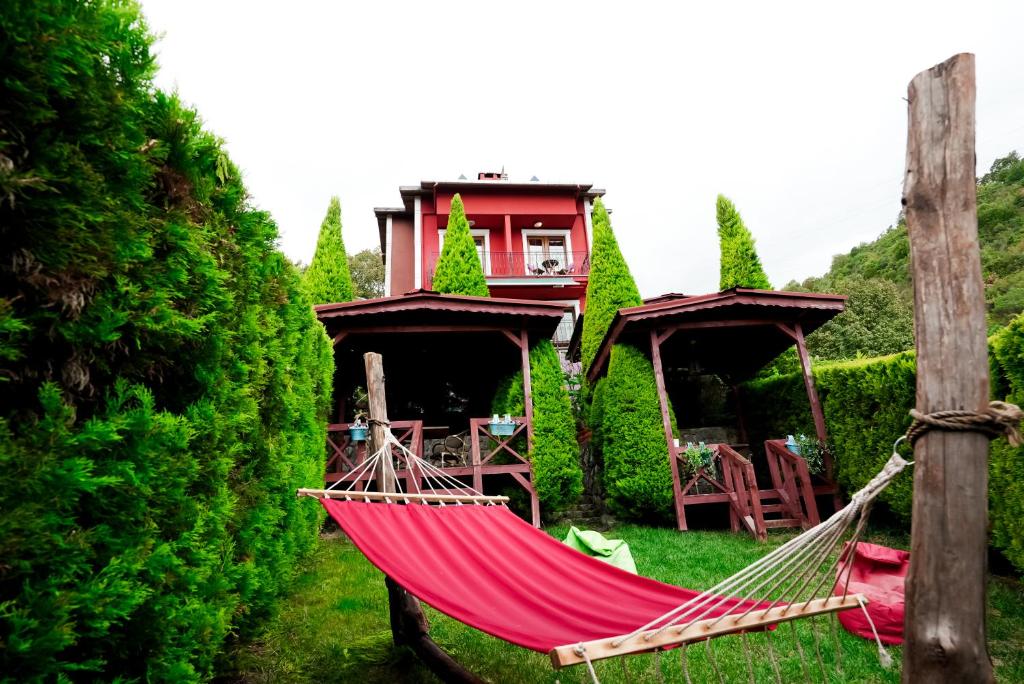 アグヴァにあるAğva Heaven Hill Butik Otelの家の前の赤いハンモック