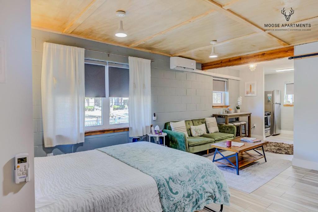ein Schlafzimmer mit Bett und ein Wohnzimmer in der Unterkunft The Moose at Memphis Downtown &amp; Victorian Village in Memphis
