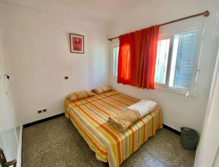 - une chambre avec un lit et une fenêtre dans l'établissement colorful life, à Rabat