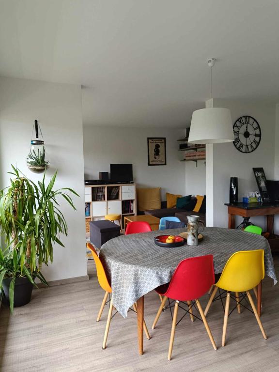 un salon avec une table et des chaises dans l'établissement Appartement familial, à Vélizy-Villacoublay