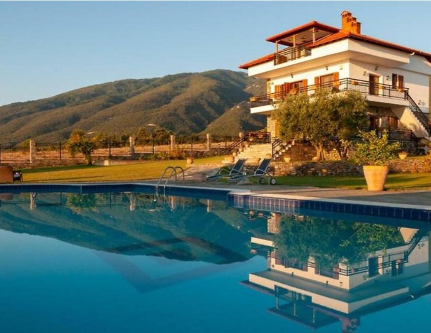 Bazén v ubytování Olympus Pantheon Luxury Villas nebo v jeho okolí