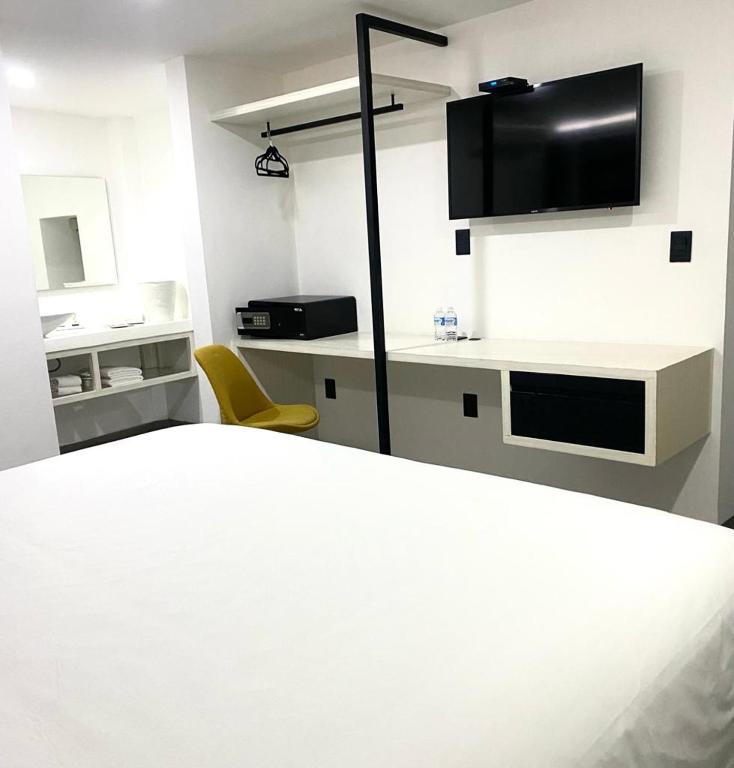 TV a/nebo společenská místnost v ubytování The Andy Hotel