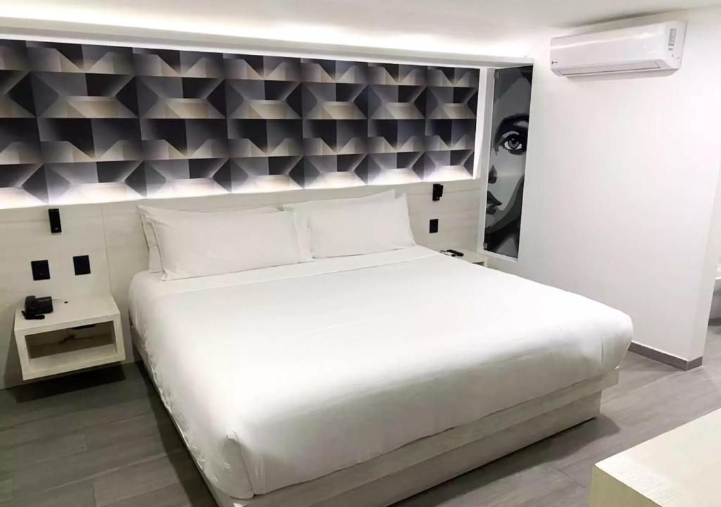 Postel nebo postele na pokoji v ubytování The Andy Hotel