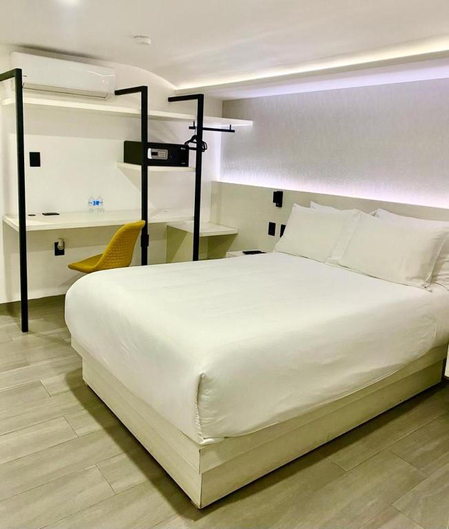 Postel nebo postele na pokoji v ubytování The Andy Hotel