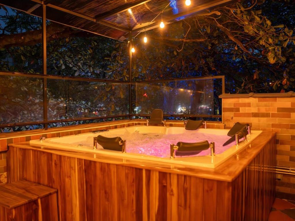 麦德林Luxury Living in Parque Lleras & Full House的按摩浴缸,配有椅子