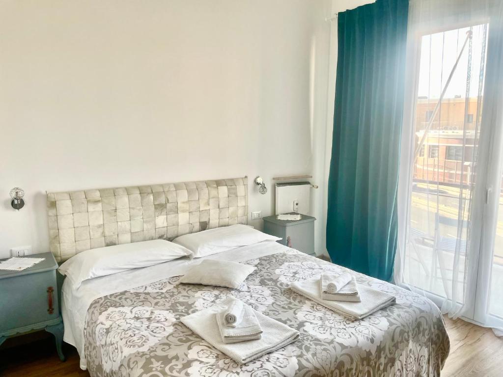 ジェノヴァにあるB&B Cavour16のベッドルーム1室(ベッド1台、タオル2枚付)