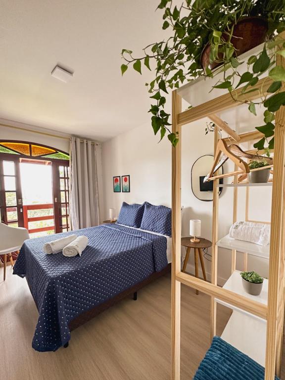 Morada Verde - AP 2 quartos في ساو جوزيه: غرفة نوم مع سرير بطابقين وسلم