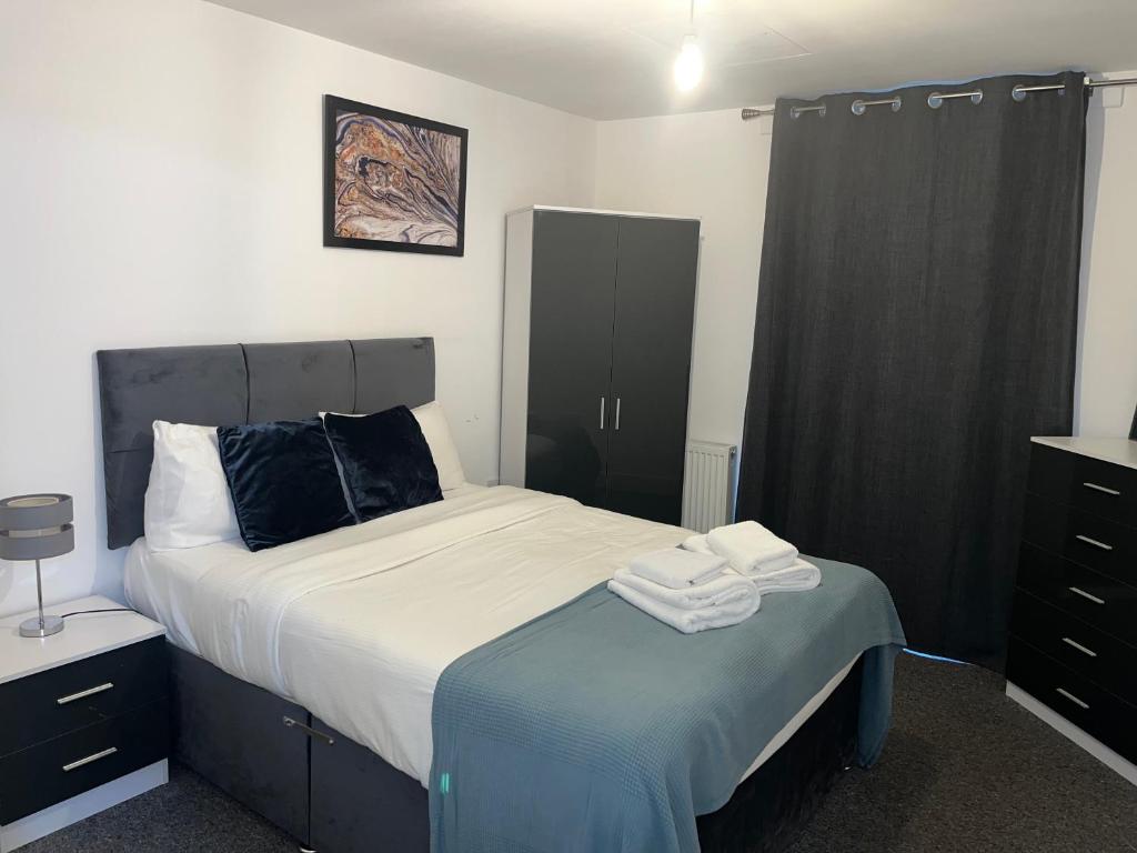 Un pat sau paturi într-o cameră la 1 Bed Apartment close to Heathrow Airport