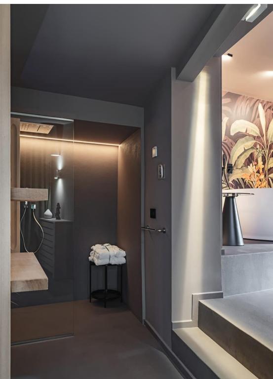 Pokój z korytarzem z drzwiami i stołem w obiekcie MATTEI LUXURY B&B w mieście Altamura