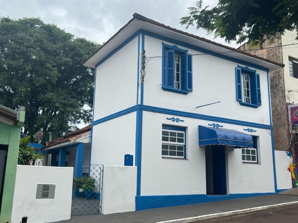 Casa Beppe في أغواس دي سانتا باربارا: مبنى ازرق وابيض على جانب شارع