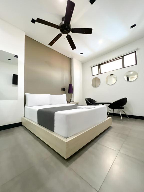 Postel nebo postele na pokoji v ubytování Hotel 47 Medellin Center