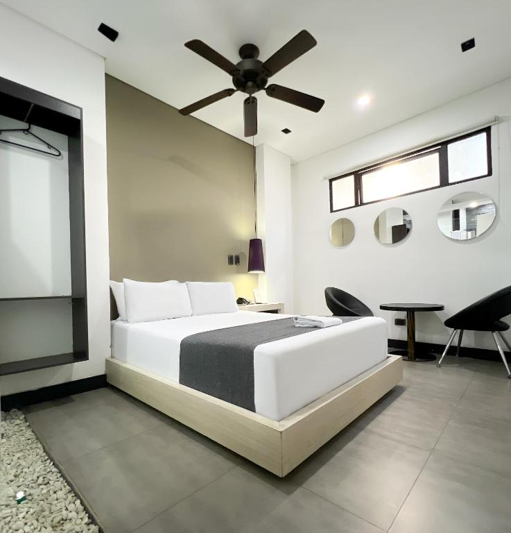 Postel nebo postele na pokoji v ubytování Hotel 47 Medellin Center