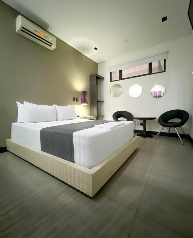 Postel nebo postele na pokoji v ubytování Hotel 47 Medellin Center