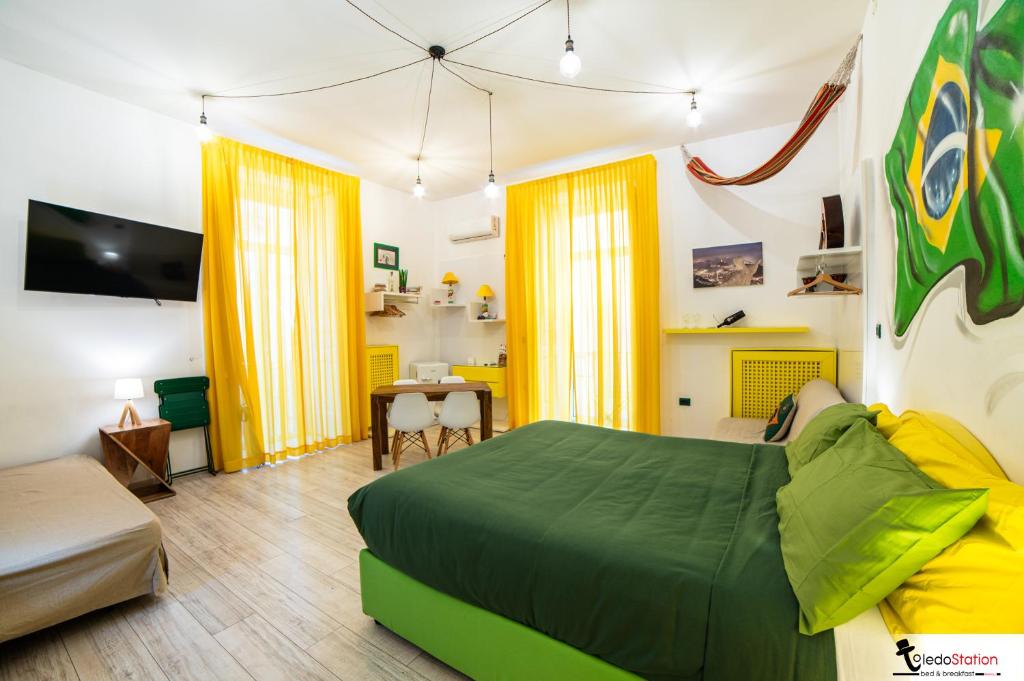 ToledoStation B&B في نابولي: غرفة نوم بسرير اخضر وستائر صفراء
