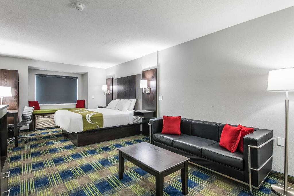 Habitación de hotel con cama y sofá en Quality Inn Owatonna near Medical Center, en Owatonna