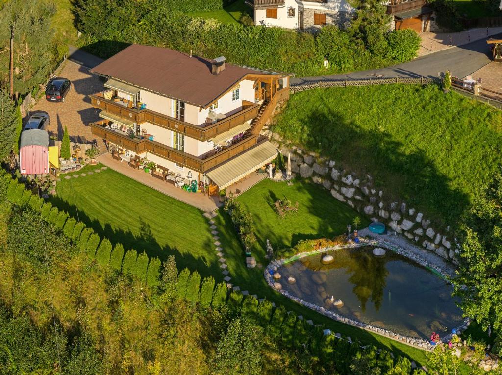 eine Luftansicht eines großen Hauses mit einem Fluss in der Unterkunft Appartements Kaiserblick in Sankt Johann in Tirol