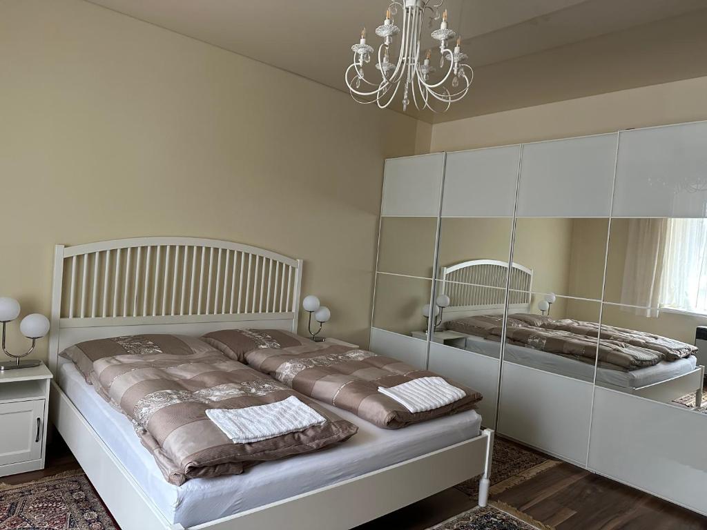 een slaapkamer met een groot bed en een spiegel bij APARTMEN PRAHA in Praag