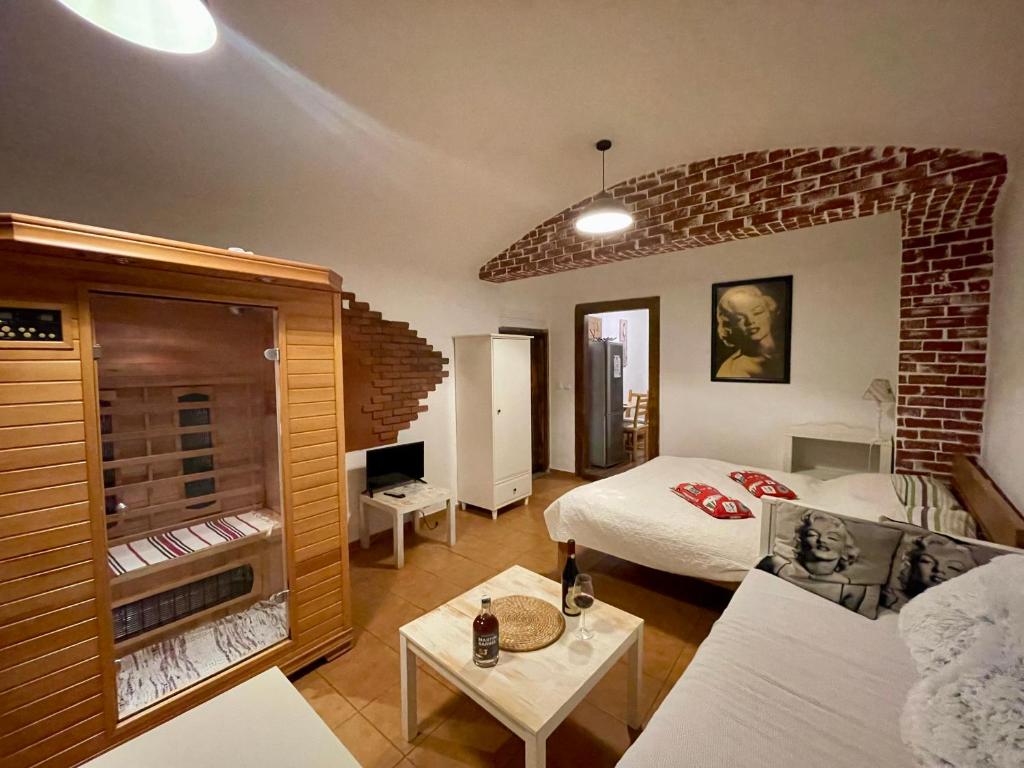 une chambre d'hôtel avec un lit et un salon dans l'établissement Ubytování v soukromí Bělčice, à Bělčice