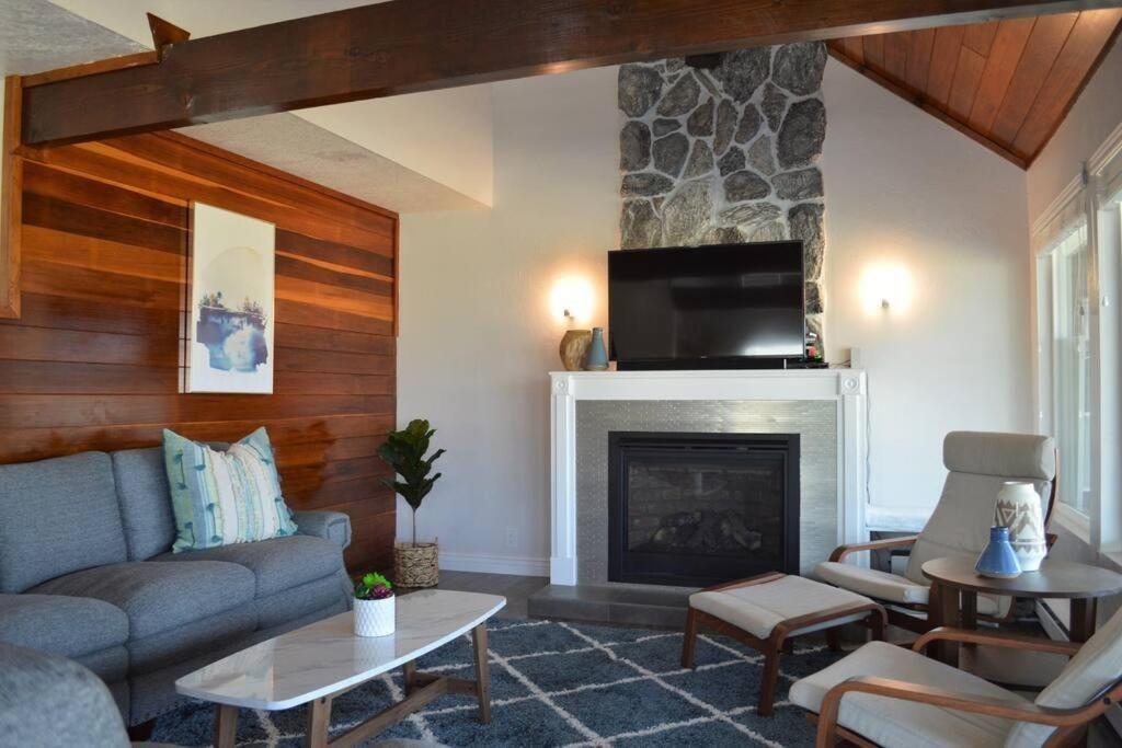 ein Wohnzimmer mit einem Sofa und einem Kamin in der Unterkunft Majestic Cabin overlooking the Lake! in Garden City