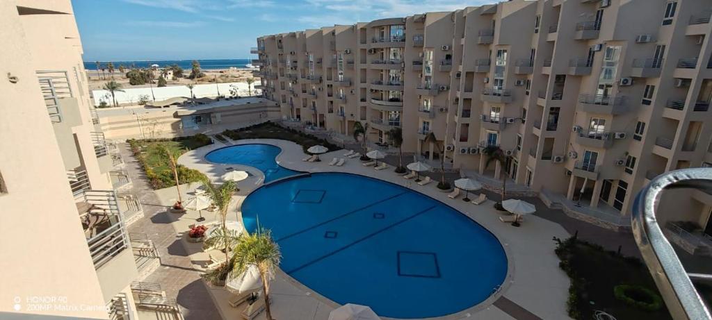 una vista aérea de una piscina en un edificio en marvel princes, en Hurghada