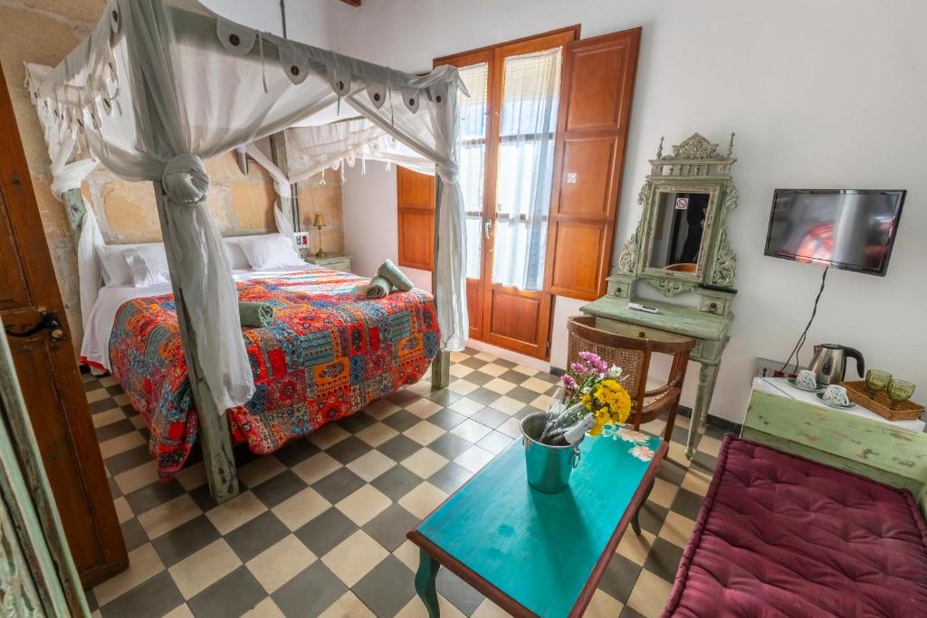 Postel nebo postele na pokoji v ubytování Ibiza Boutique Guest House
