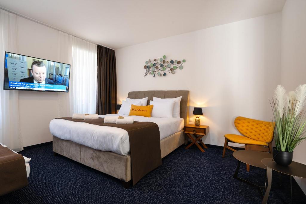 Postel nebo postele na pokoji v ubytování Hotel Šumava