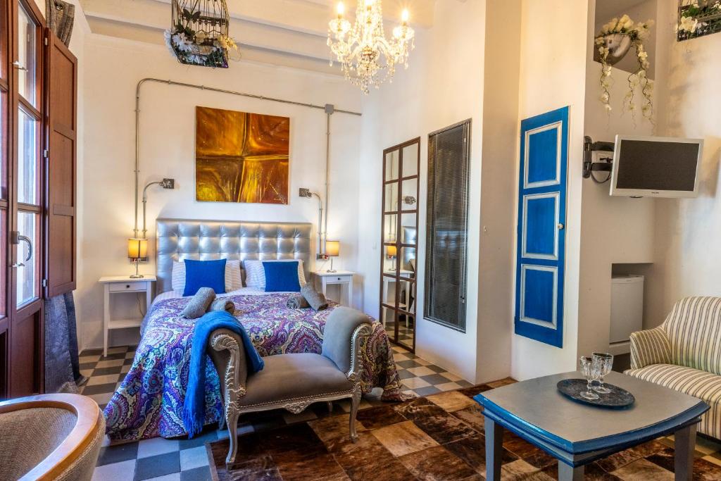 um quarto com uma cama e uma banheira em Ibiza Boutique Guest House em Ibiza