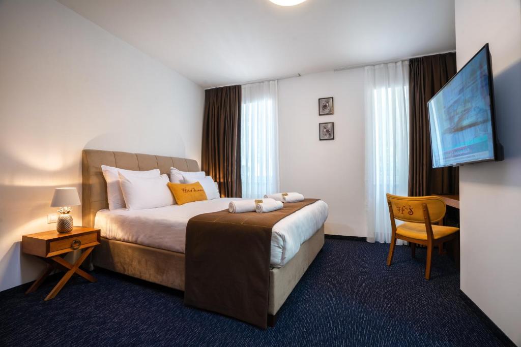 Postel nebo postele na pokoji v ubytování Hotel Šumava