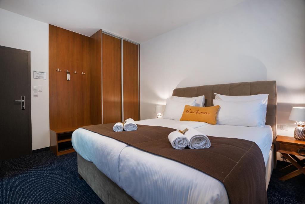 Postel nebo postele na pokoji v ubytování Hotel Šumava