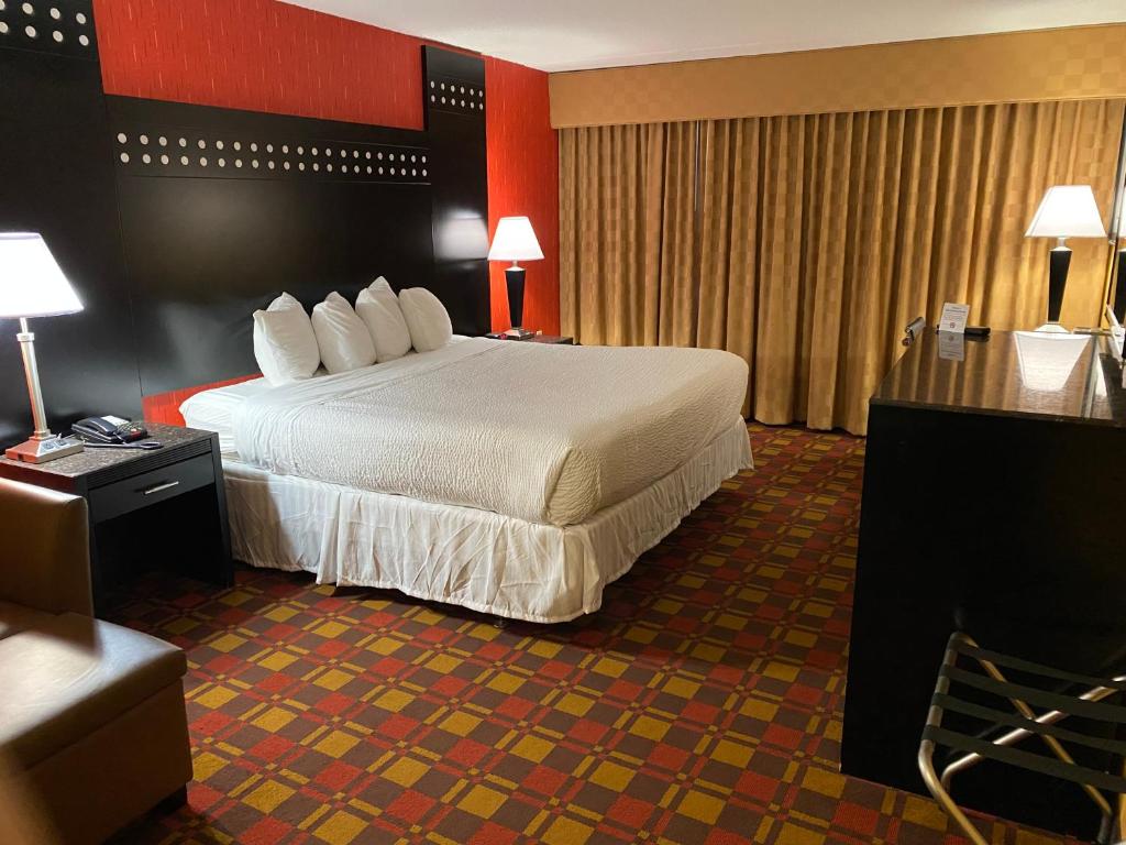 Ramada by Wyndham Rochelle Park Near Paramus - King Room - Non-Smoking