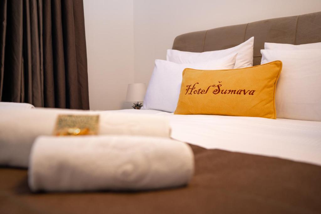 Postel nebo postele na pokoji v ubytování Hotel Šumava