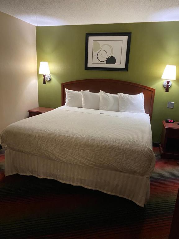 Ramada by Wyndham Rochelle Park Near Paramus - One-Bedroom King Studio Suite - Non-Smoking