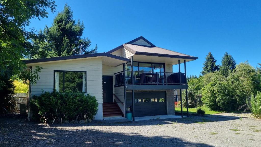 ハンマー・スプリングスにある5b Torquay Tceの小さな家で、バルコニーが付いています。