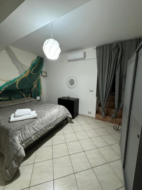 ein Schlafzimmer mit einem Bett und einer Lampe in der Unterkunft La casetta 75 in Neapel