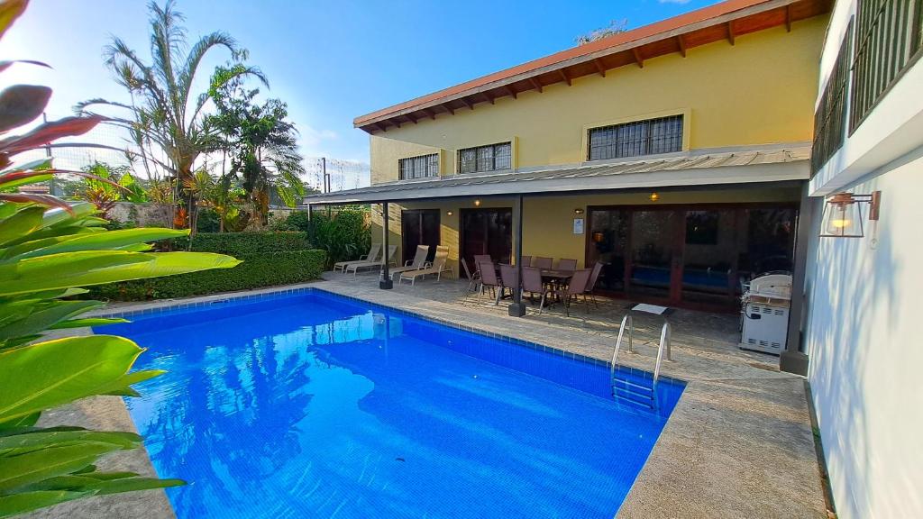 una piscina frente a una casa en Casa Gris in Jaco, en Jacó