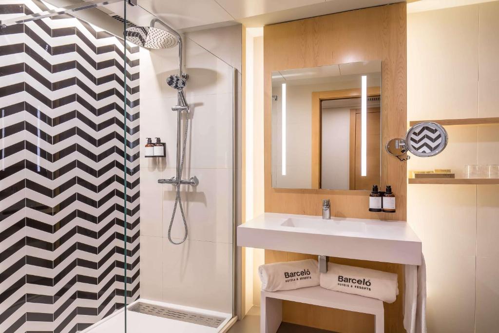 a bathroom with a sink and a shower at Barceló Murcia Siete Coronas in Murcia