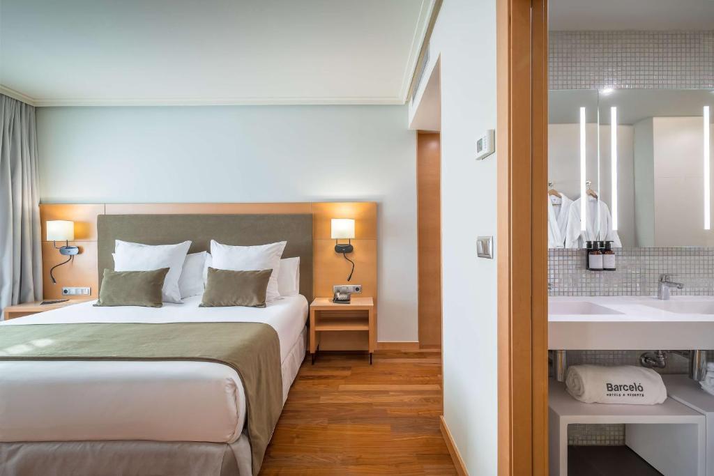 a hotel room with a bed and a sink at Barceló Murcia Siete Coronas in Murcia