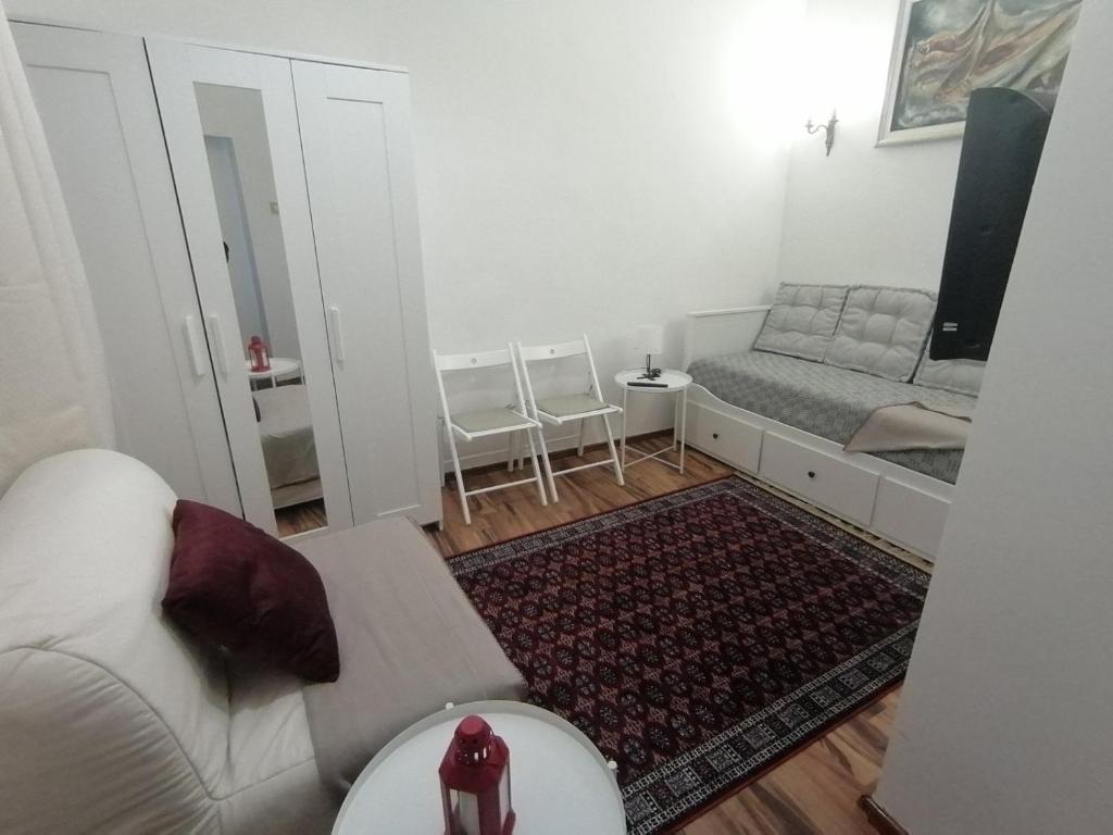 ein Wohnzimmer mit Sofa und Bett in der Unterkunft Tsar Dušan Apartment in Belgrad