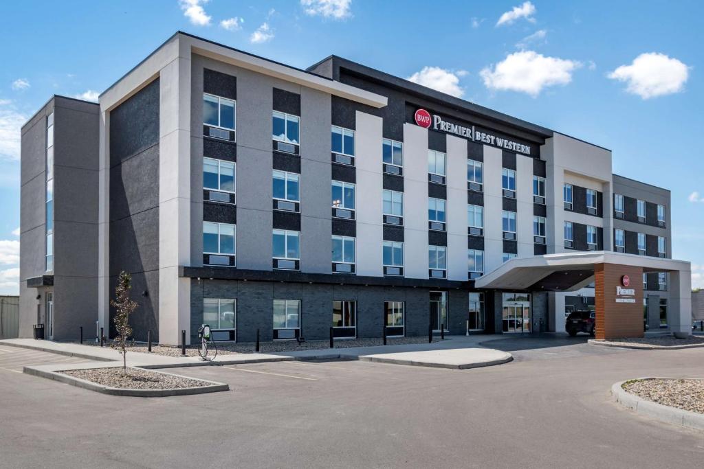 un bâtiment d'hôtel avec un parking en face de celui-ci dans l'établissement Best Western Premier Prince Albert, à Prince Albert