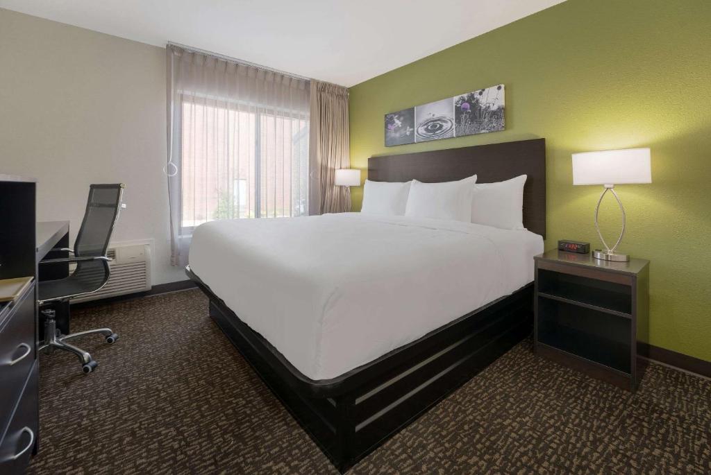 Habitación de hotel con cama grande y TV en Sleep Inn, en Madison