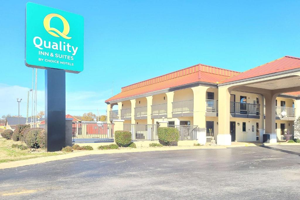 um edifício com um sinal em frente em Quality Inn & Suites em Dumas