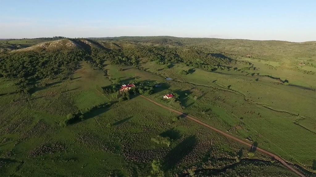 una vista aérea de una casa en un campo verde en Sierra de Mariscala, en Mariscala