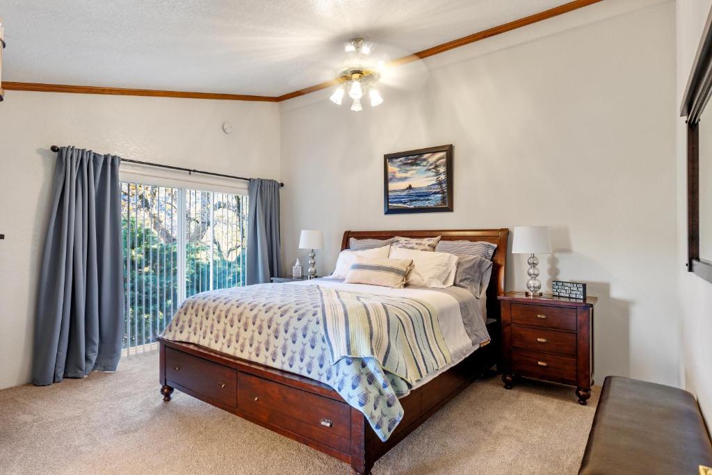 um quarto com uma cama grande e uma janela em Brite Vista Retreat em Tehachapi
