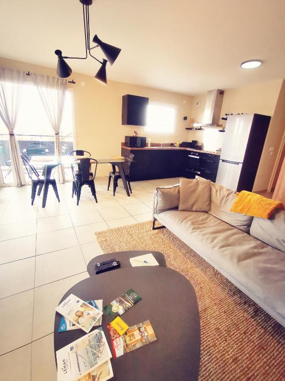 un salon avec un canapé et une table dans l'établissement Casa Rosa T3 centre ville, à Thonon-les-Bains