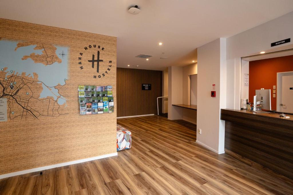 una habitación con una pared con un mapa en Haka House Auckland City, en Auckland