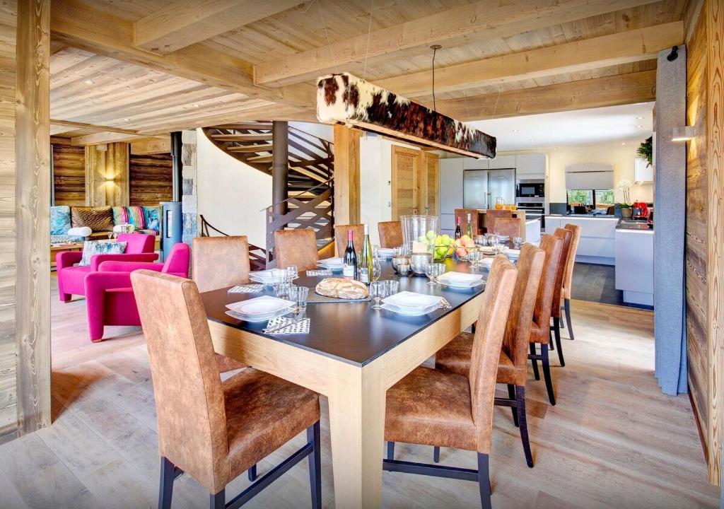 a dining room and kitchen with a table and chairs at Chalet Caramel - Les Congères in Manigod